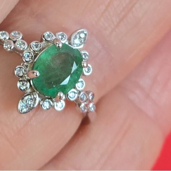 925 Sterling Silver Ring with Natural Emerald 8x6mm Gemstone & Cz - Picture 4 of 8